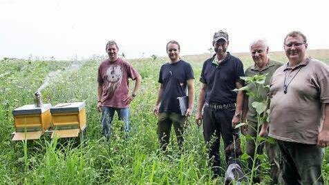 Das Wildacker-Projekt gelang durch die Zusammenarbeit von (von links) Imker Michael Dietz, dem Wildlebensraumberater Matej Mezovsky, Landwirt Jürgen Finkel sowie den Jagdpächtern Karl Hagel und Rainer Fleischmann. Foto: Adriane Lochner