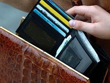 Mit der Liebe schien es  nicht weit her zu sein: Schon beim ersten Date ist ein 27-J&auml;hriger aus D&ouml;rfles-Esbach von seiner Herzensdame bestohlen worden. Symbolbild: dpa