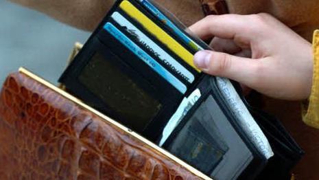 Mit der Liebe schien es  nicht weit her zu sein: Schon beim ersten Date ist ein 27-J&auml;hriger aus D&ouml;rfles-Esbach von seiner Herzensdame bestohlen worden. Symbolbild: dpa