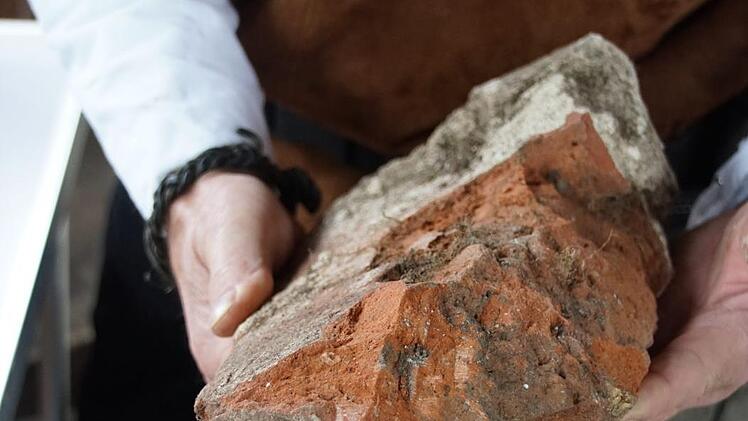 Viele handgemachte Ziegelsteine liegen rund um den Wallburgturm im Boden, denn natürlich war nicht die gesamte Burganlage aus so massiven Sandsteinblöcken wie der Turm.