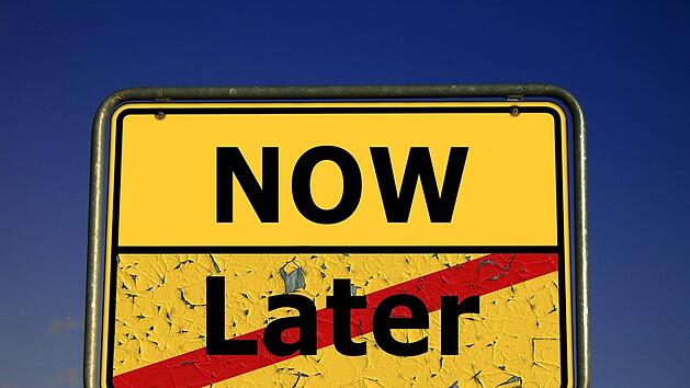 Wer zur Prokrastination neigt, schiebt Aufgaben immer wieder auf, obwohl sie dringend erledigt werden müssten.