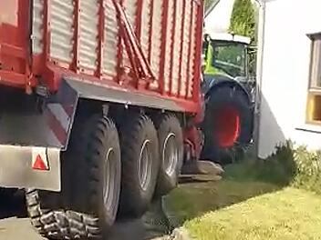 Mit schwerem Gerät werden in Ködnitz die Straßen am Mühlbach und Mühlgraben befahren. Die Gespanne sind so groß, dass sie die Kurven nur durch mehrmaliges Rangieren meistern. Dabei wird auch Privatgrund in Mitleidenschaft gezogen.