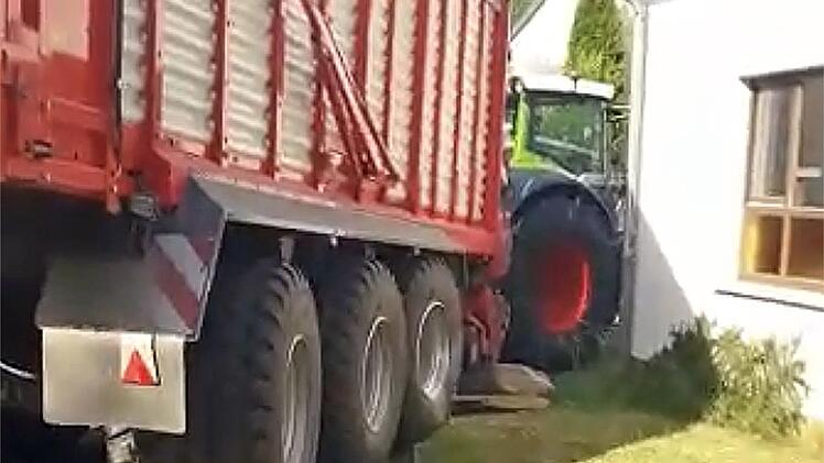 Mit schwerem Gerät werden in Ködnitz die Straßen am Mühlbach und Mühlgraben befahren. Die Gespanne sind so groß, dass sie die Kurven nur durch mehrmaliges Rangieren meistern. Dabei wird auch Privatgrund in Mitleidenschaft gezogen.
