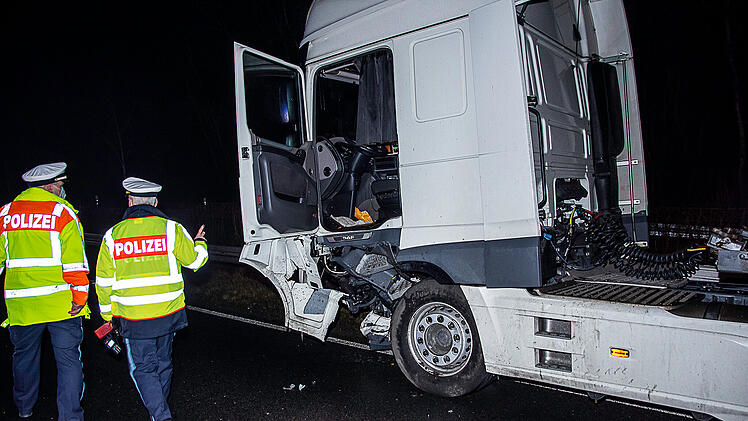 Nach Kollision mit Sattelzug: Person verstirbt noch an der Unfallstelle