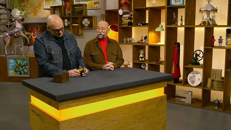"Oh, das würde man auf dem Altmetallwarenhandel gut verkaufen können", sinnierte Lichter, ohne zu wissen, was er vor sich hatte. "Das ist schwer", fing Sven Deutschmanek an. Lichter dachte, das Gewicht des Objekts sei gemeint.