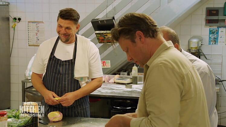 Während Jamie Oliver an der Falttechnik verzweifelt, setzt Mälzer auf psychologische Kriegsführung.