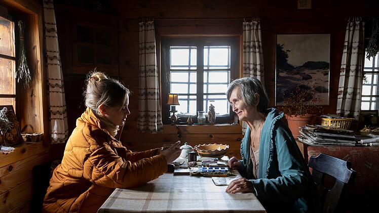 Bioladen-Besitzerin Ute Patterer (Alicia von Rittberg, links) nimmt sich &ouml;fter mal Zeit f&uuml;r ein Spielchen mit Frau Gritznigg (Linde Prelog).