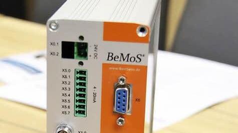 Die meisten Bauteile des Messgeräts kommen von Zulieferern. Der Steuerkopf und der Programmchip werden bei BestSens eingebaut. Fotos: Simone Bastian