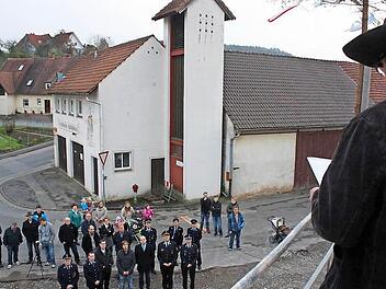 Vom Neubau aus trug Zimmerermeister Gerhard Bötsch, der mit seinen Leuten den Bau aus Holzständerwänden errichtet hatte, den traditionellen Richtspruch vor. Im Hintergrund das alte, in den Jahren 1957/58 errichtete Gerätehaus.  Foto: Arnold Nöth
