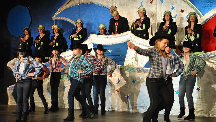 Die jüngsten Tänzerinnen mit footloose. Foto: Evelyn Schneider