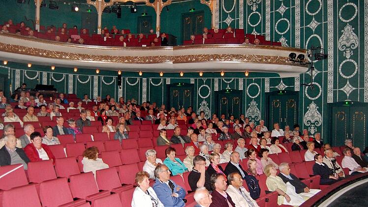 Gegen Mittag füllte sich das Kurtheater mit Neugierigen, die auch mal einen Blick hinter die Kulissen werfen wollten.  Foto: Sigismund von Dobschütz