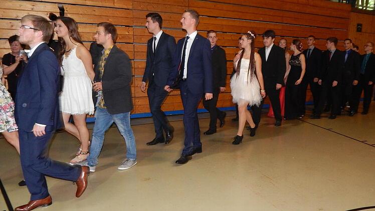 Die Abiturienten nahmen in festlicher Garderobe ihre Zeugnisse entgegen. Foto: Mona Lisa Eigenfeld