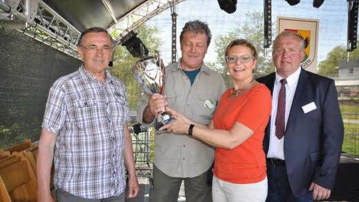 Eduard Schmidt (unten, von links) und Karlheinz Stenzinger erhielten von MdB Sabine Dittmar und Allianzsprecher Egon Klöffel den Wanderpokal. Foto: Steger-Frühwacht
