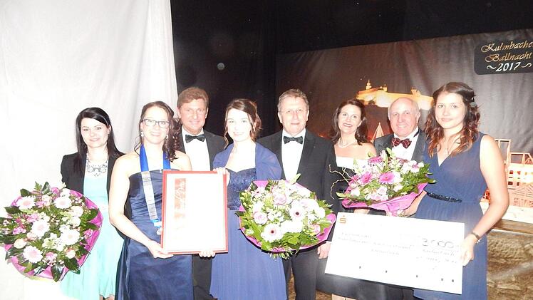 Sie freuen sich &uuml;ber den Kultur- und Sozialpreis: Vorsitzende Yvonne Hohlweg (Vierte von links), Sahra Sp&ouml;rl (links) und Katja Schmid (rechts) vom Landjugend-Kreisverband Kulmbach. Es gratulierten Ladies Circle- Pr&auml;sidentin Nicole Neuber (Zweite von links) sowie (weiter von links) Moderator Rainer Ludwig, Oberb&uuml;rgermeister Henry Schramm, Ball-Pr&auml;sidentin Cosima Schmidt und Laudator Gerhard M&uuml;ller.