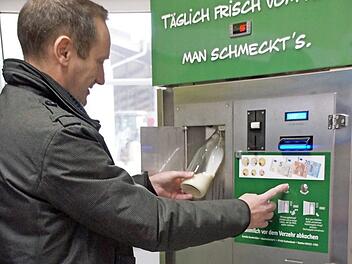 Frische Rohmilch direkt in die Flasche - das gibt es ab Montag im "Milchh&auml;usla" auf dem Bauernhof Kundm&uuml;ller in Eschenbach. B&uuml;rgermeister Michael Ziegler probierte die Technik gleich mal aus. Foto: Sabine Weinbeer