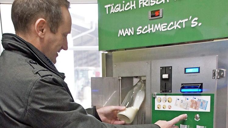 Frische Rohmilch direkt in die Flasche - das gibt es ab Montag im "Milchhäusla" auf dem Bauernhof Kundmüller in Eschenbach. Bürgermeister Michael Ziegler probierte die Technik gleich mal aus. Foto: Sabine Weinbeer
