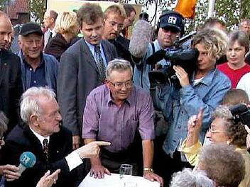 Ein Staatsoberhaupt  ohne Allüren und ein Mensch auf Augenhöhe: Bundespräsident Johannes Rau mischte sich beim Jubiläum vor 25 Jahren mitten unter die Maroldsweisacher.