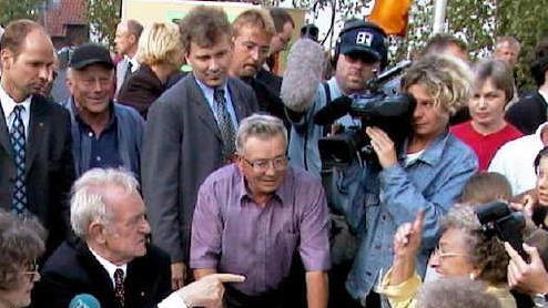 Ein Staatsoberhaupt  ohne Allüren und ein Mensch auf Augenhöhe: Bundespräsident Johannes Rau mischte sich beim Jubiläum vor 25 Jahren mitten unter die Maroldsweisacher.