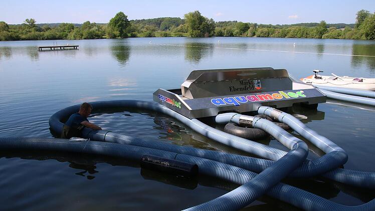 Die Belüftungsanlage ist zu Wasser gelassen und wird nun zur Mitte des Sees gebracht.Matthias Einwag