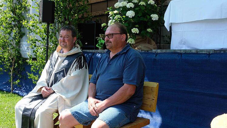 Am Löschweiher des Hauptortes soll die hölzerne Sitzbank ihren Platz finden, die der Verein der Motorradfreunde Wartmannsroth stiftete, erklärte Vorsitzender Herbert Pabst (rechts). Foto: Gerd Schaar
