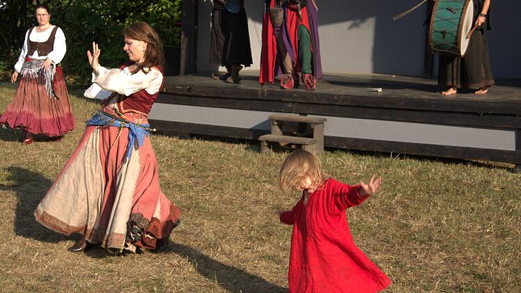Als "Varisha" (vorn) zur Marktmusik von "Fremitus" tanzte, bekam sie Verstärkung von dieser jungen Besucherin. Foto: Bettina Knauth
