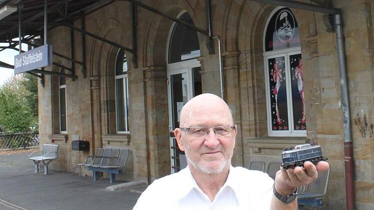 Herbert Haar ist leidenschaftlicher Modelleisenbahner. Das Bild zeigt ihn vor dem Bahnhof in Bad Staffelstein mit einer E-Lok aus den 1940er Jahren. Foto:  Popp