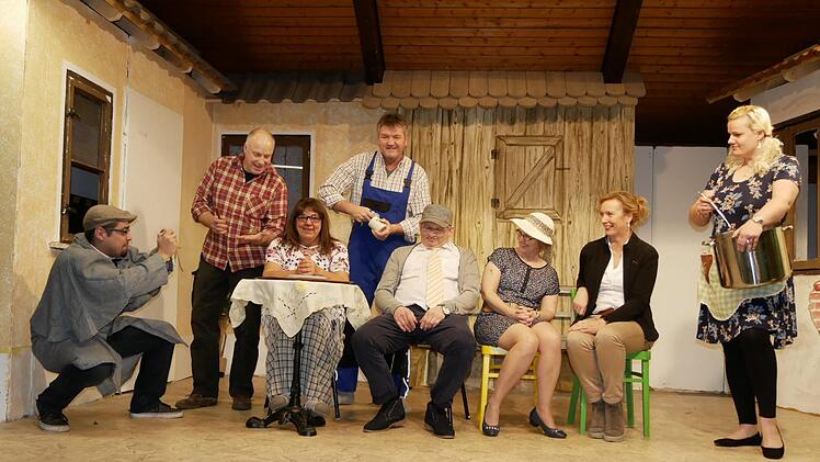 "Nach zahlreichen Proben und Arbeitseinsätzen im Bühnenbau haben wir für Sie Die Hofzeitreise auf die Beine gestellt", sagte das Ensemble der TSV-Bertelsdorfer Theaterabteilung. Foto: Manja von Nida