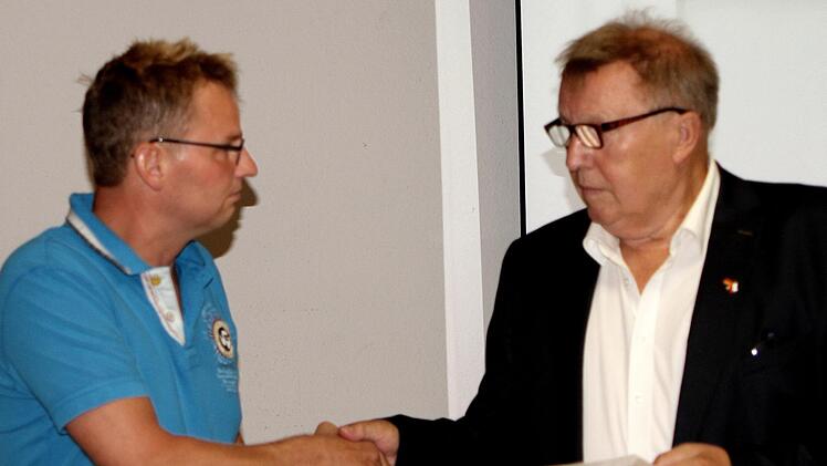 Bürgermeister Willi Sendelbeck (rechts) bei der Vereidigung von Stefan Schwarz zum neuen Marktgemeinderat