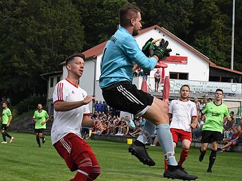 Hier hat Florian Rottenberger das Leder gesichert vor dem Rannunger Doppeltorschützen Fabian Erhard. Aber unter dem Strich war es aber ein glückloser Einsatz für den Ramsthaler Neuzugang angesichts der 1:3-Niederlage. Foto: Hopf