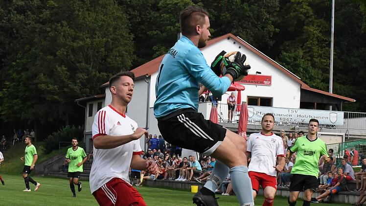 Hier hat Florian Rottenberger das Leder gesichert vor dem Rannunger Doppeltorschützen Fabian Erhard. Aber unter dem Strich war es aber ein glückloser Einsatz für den Ramsthaler Neuzugang angesichts der 1:3-Niederlage. Foto: Hopf