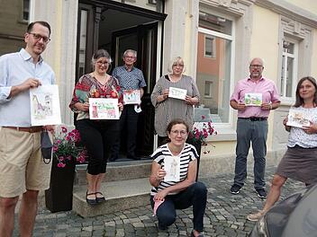 Das Projekt-Team - (von links) Alexander Süß, Tina Vadász-Hain, Vorsitzender Manfred Raum, Kerstin Sperschneider (vorne), Christa Franz, Dirk Eilers und Eva Schreiber Dümlein - freut sich auf den Folgeband der "Kronacher G'schichten".Heike Schülein