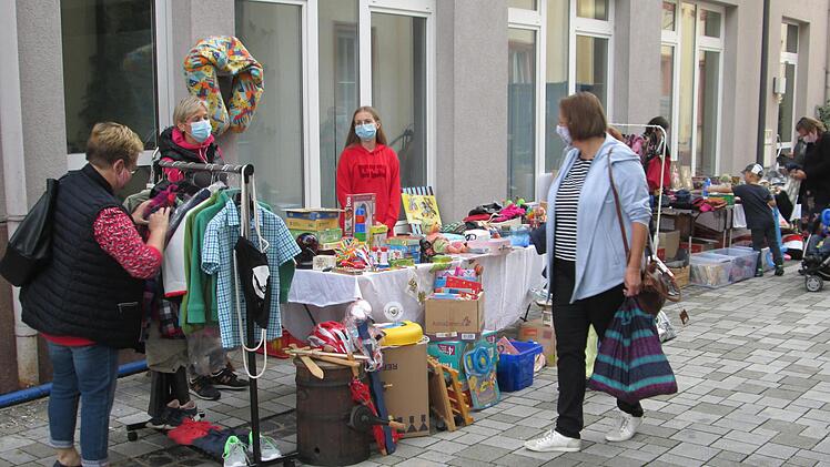 Mit Schutzmaske und Abstand lief das Markttreiben in Hammelburg ab. Winfried Ehling