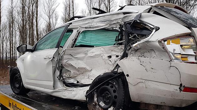 Der Skoda wurde seitlich komplett eingedr&uuml;ckt und musste abgeschleppt werden.Eckehard Kiesewetter