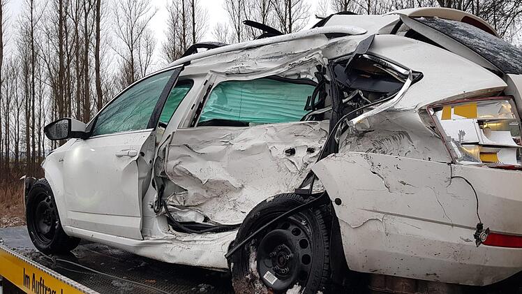 Der Skoda wurde seitlich komplett eingedrückt und musste abgeschleppt werden.Eckehard Kiesewetter