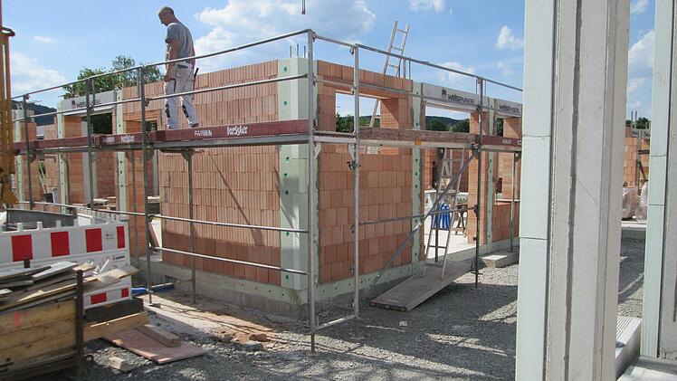 Am neuen Kindergarten in Elfershausen sind die Bauarbeiten im Zeitplan. Bürgermeister Johannes Krumm vermutet, dass Mitte Juli das Dach aufgesetzt werden kann. Foto: Winfried Ehling