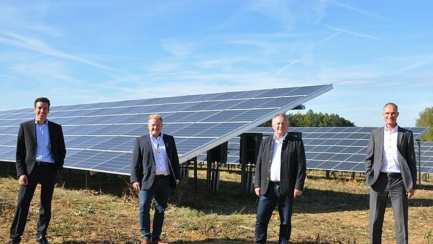 Projektentwickler Tim Morath (von links), B&uuml;rgermeister Matthias Klement, Landrat Thomas Bold und Thorsten J&ouml;r&szlig;,  Leiter der Projektentwicklung Photovoltaik bei EnBW besichtigen den neuen Solarpark bei Ma&szlig;bach. Daniel Wiener
