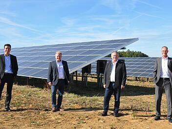 Projektentwickler Tim Morath (von links), Bürgermeister Matthias Klement, Landrat Thomas Bold und Thorsten Jörß,  Leiter der Projektentwicklung Photovoltaik bei EnBW besichtigen den neuen Solarpark bei Maßbach. Daniel Wiener