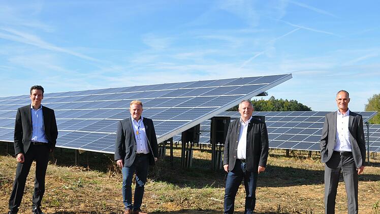 Projektentwickler Tim Morath (von links), Bürgermeister Matthias Klement, Landrat Thomas Bold und Thorsten Jörß,  Leiter der Projektentwicklung Photovoltaik bei EnBW besichtigen den neuen Solarpark bei Maßbach. Daniel Wiener