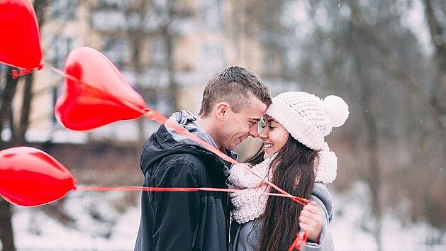 Selbst Langzeit-Singles binden sich in der Cuffing Season gerne an einen Partner.