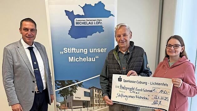 Bürgermeister Jochen Weber (links) bei der Scheckübergabe an Ernst Schmidt, Ariane Schmiedmann.