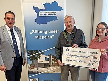 Bürgermeister Jochen Weber (links) bei der Scheckübergabe an Ernst Schmidt, Ariane Schmiedmann.