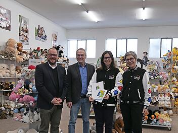 Der Umwelt- und Klimapakt als &Uuml;berzeugungstat: Die beiden Gesch&auml;ftsf&uuml;hrerinnen Barbara Fehn-Dransfeld (rechts) und Josephine Dransfeld sind stolz auf die Zertifizierung. Mit ihnen freuen sich Landrat Sebastian Straubel (links) und Neustadts B&uuml;rger...