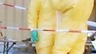 Feuerwehrleute ziehen sich Chemikalien-Schutzanzüge an. Gespenstisch anmutende Szenen, die man so im Landkreis noch nicht gesehen hatte.  Fotos: FT-Archiv