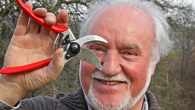 Wenn es im Mai langsam warm und sonnig wird, sollte das Vlies von den Pflanzen entfernt werden.  Foto: Archiv/Tobias Stich