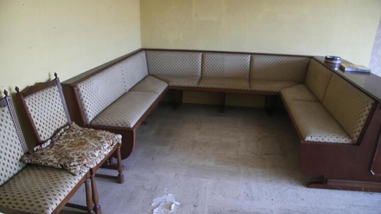 Die Sitzbank ist noch aus den Zeiten der Hümmers erhalten. Die Familie Al Jerodi ist froh über jedes Möbelstück, das noch da ist,