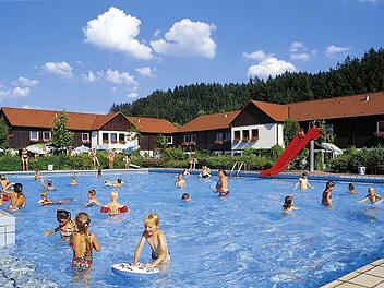 Die Eintrittspreise im Schwimmbad werden angehoben.  Foto: Archiv