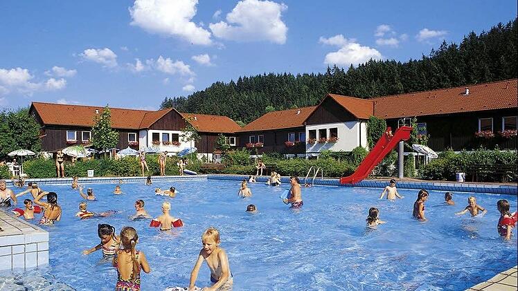 Die Eintrittspreise im Schwimmbad werden angehoben.  Foto: Archiv