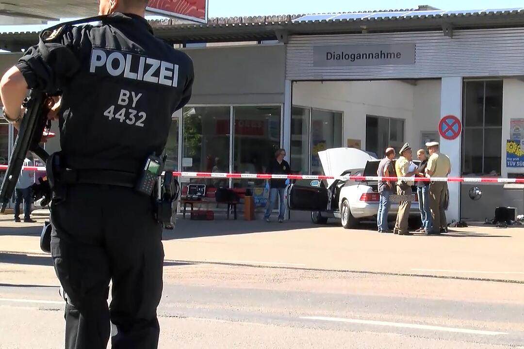 Weitere Bilder: Amoklauf in Ansbach mit 2 Toten - Tatwagen und persoenliche Gegenstaende des Schuetzen
