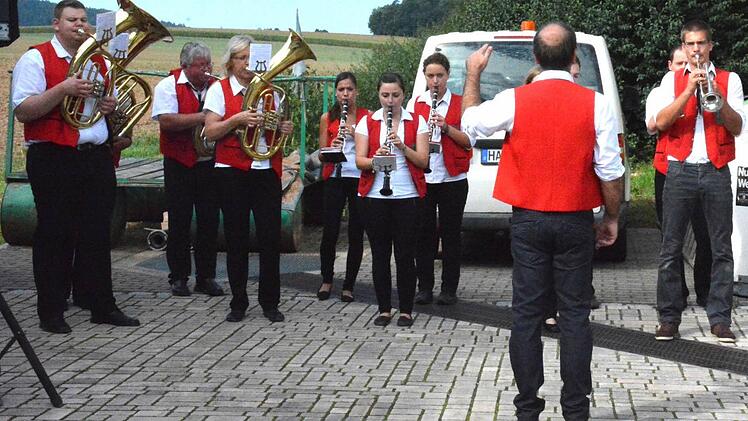 Die Leuzendorfer Musikanten gaben bei der Segnungsfeier den Ton an.  Foto: Gerhard Schmidt