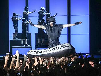 Auf der Woge der Fans l&auml;sst sich ein Bandmitglied durch die Arena hieven. Fotos: RiegerPress